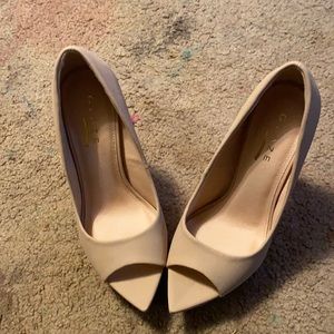 Woman Heels size 6.